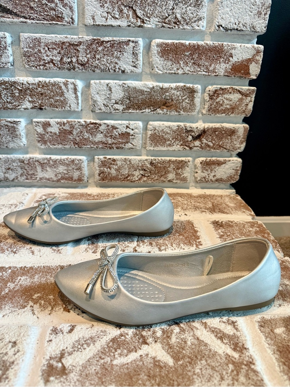 Women's Silver Pointed Toe Ballet Flats with Decorative Bow by Pazzle. Size 8.